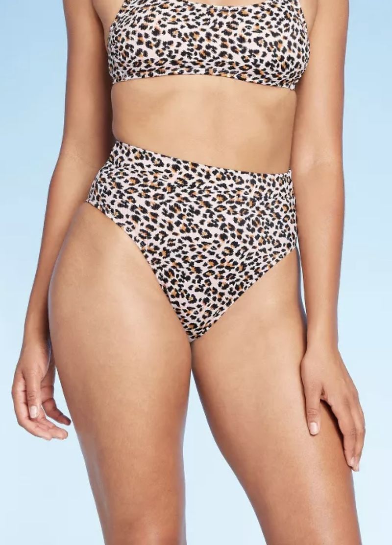 Bikini z leopardovim vzorcem z visokim pasom, ki pokriva trebuh