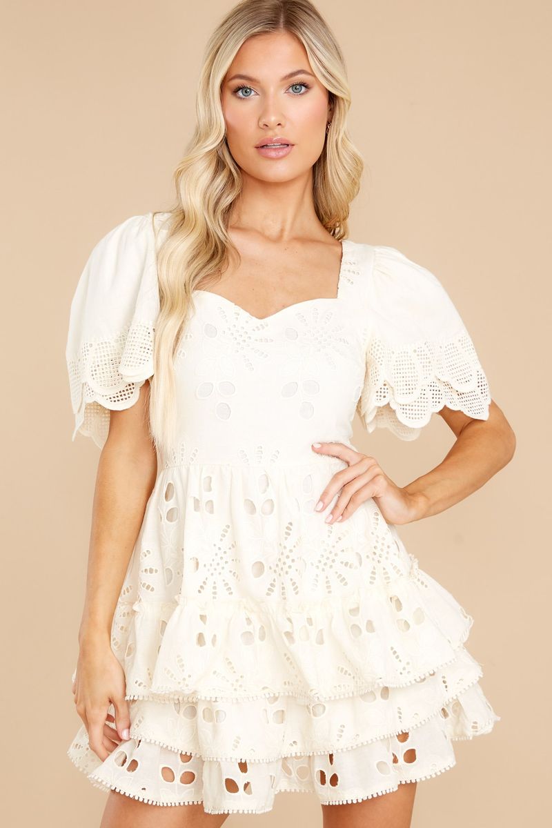 Bijela čipkana haljina s ušicama za ljeto