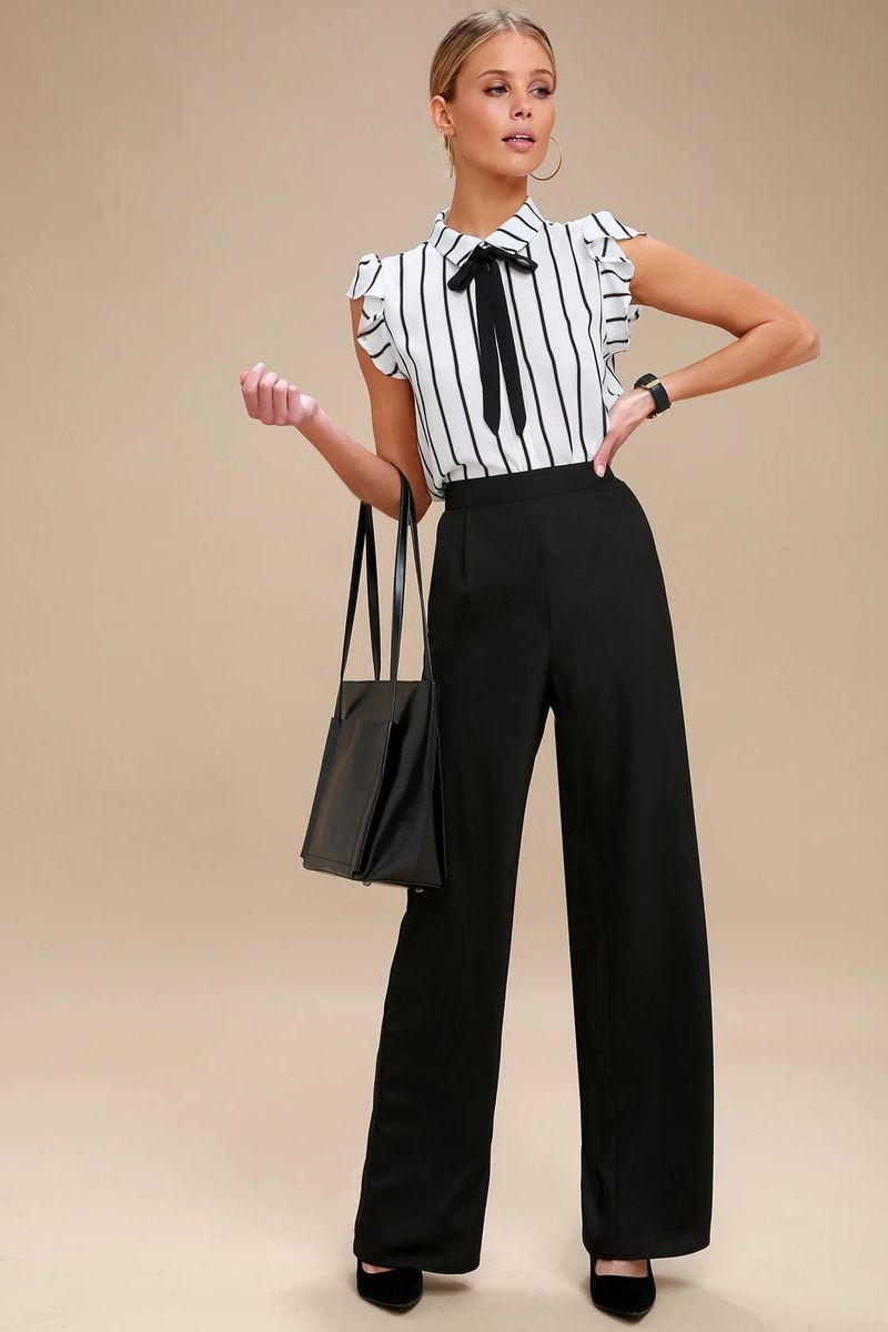 Crno-bijela prugasta bluza s ženskim hlačama