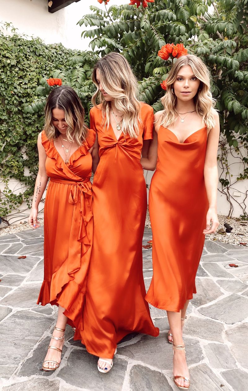 Neusklađene narančaste i crvene haljine za djeveruše