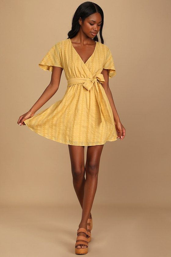 Cinsiyeti ortaya çıkarmak için hardal sarısı mini şal elbise kıyafeti