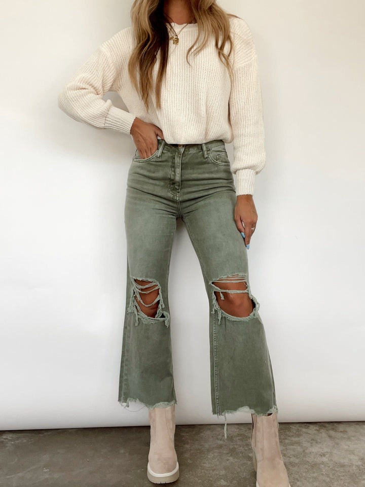   Jolie tenue en jean vert avec un pull crème
