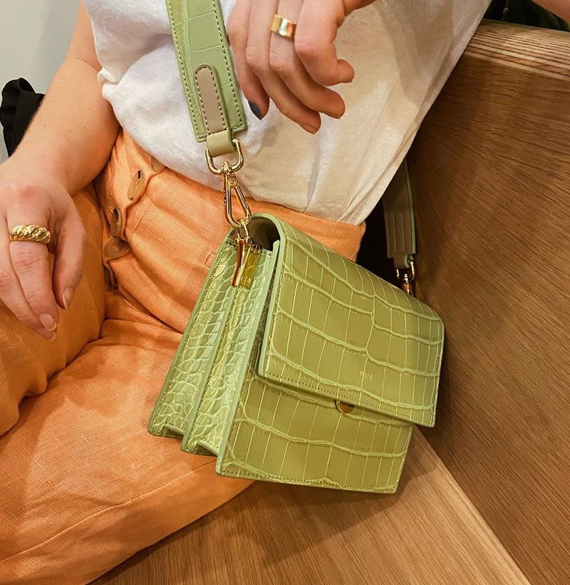 حقيبة كروس صغيرة بقلبة من جلد التمساح باللون الأخضر الحكيم: JW Pei
