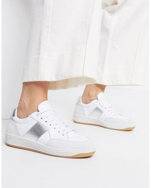 რა ფერის ფეხსაცმელი ჩაიცვათ საზღვაო კაბით: ვერცხლისფერი და თეთრი სპორტული ფეხსაცმელი