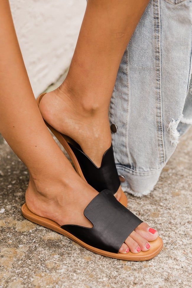 Schuhe, die mit errötendem Kleid zu tragen sind: Schwarze flache Sandalen