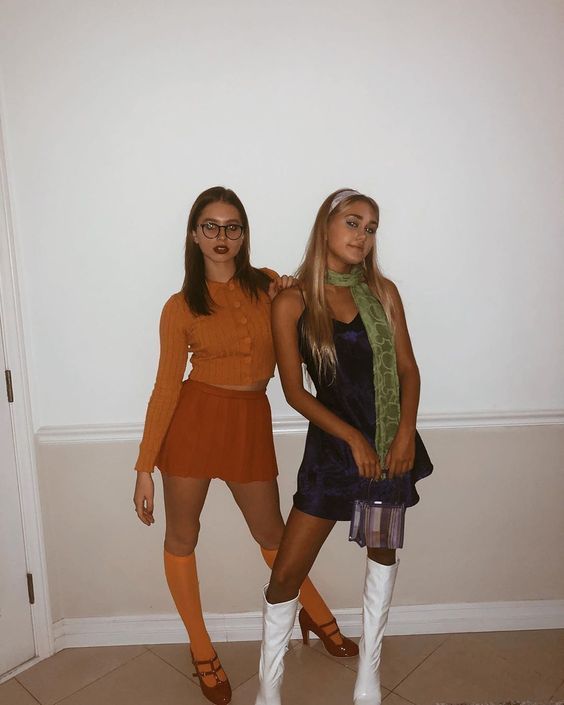 Süße Halloween-Kostüme von Velma und Daphne