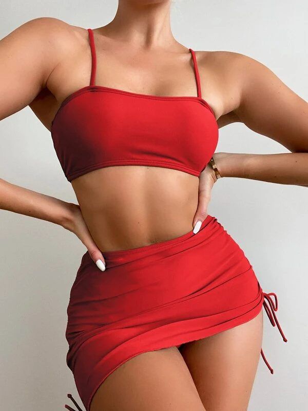 ملابس سباحة حمراء مكونة من ثلاث قطع لانخفاضات الورك