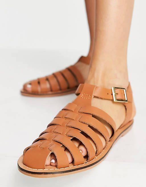 Les meilleures chaussures de couleur à porter avec une robe pêche : des sandales marron
