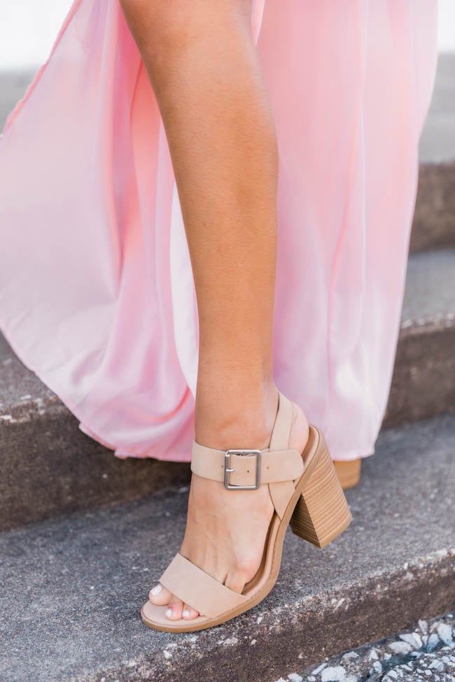 Les meilleures chaussures de couleur à porter avec une robe pêche : talons blocs nude