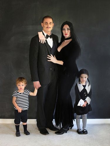 Kostimi za Noć vještica obitelji Addams s malom djecom