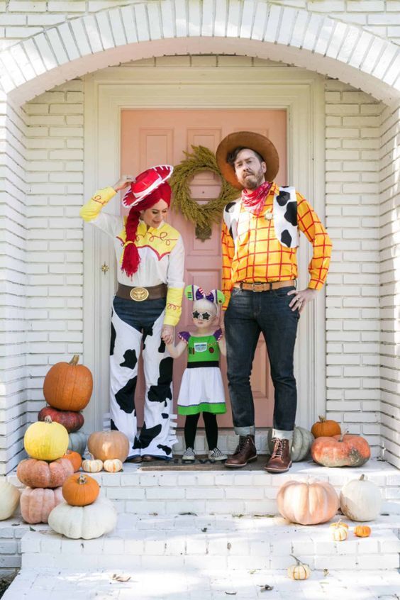 Obiteljski kostimi za Noć vještica iz Toy Story s Woodyjem, Buzzom i Jessie