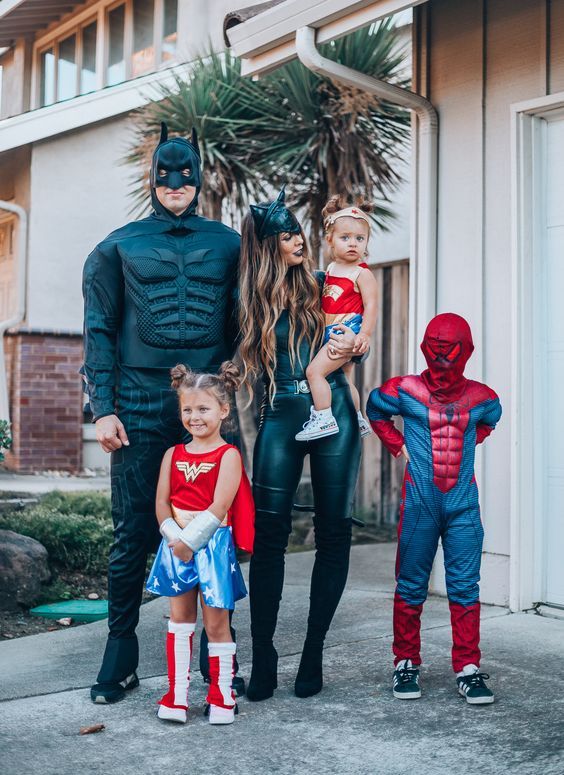 Costume familial de super-héros avec Batman, Catwoman, Spiderman et Wonderwoman. Les meilleurs déguisements d