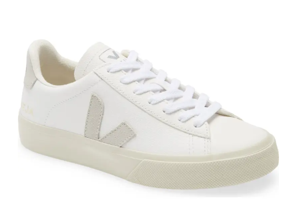 En iyi tasarımcı ayakkabılara yatırım yapmak için beyaz renkte Veja Sneakers