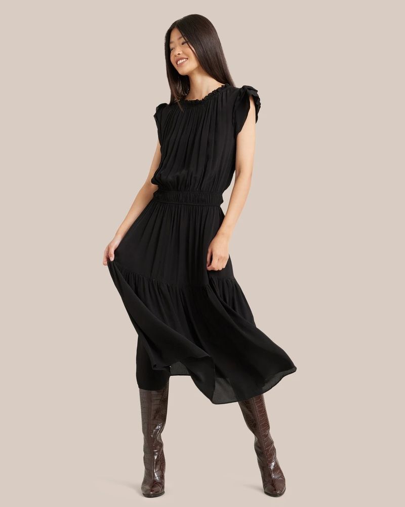 Prozračna crna haljina za poslovnu casual odjeću