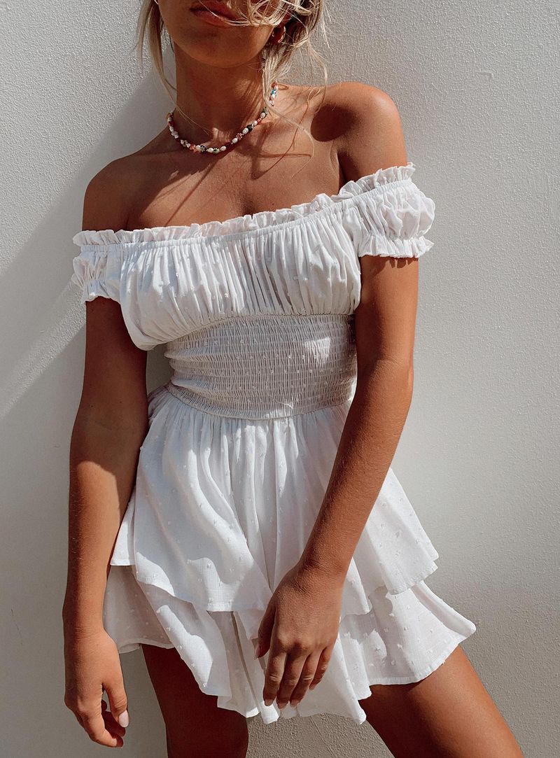 Sevimli beyaz fırfırlı elbise
