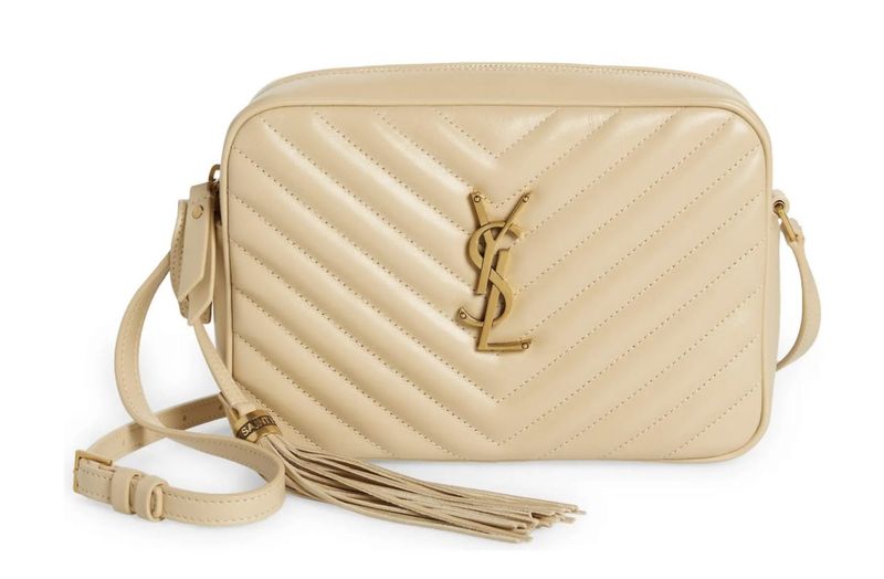 საუკეთესო დიზაინერის ჩანთები 2000 დოლარამდე: Saint Laurent Lou კამერის ჩანთა