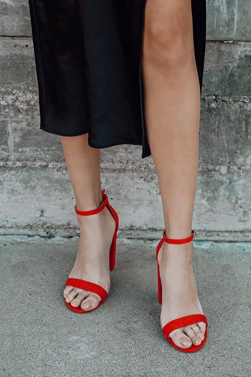 أفضل ألوان الأحذية التي يمكن ارتداؤها مع الفستان الأحمر: الكعب الأحمر ذو الأربطة