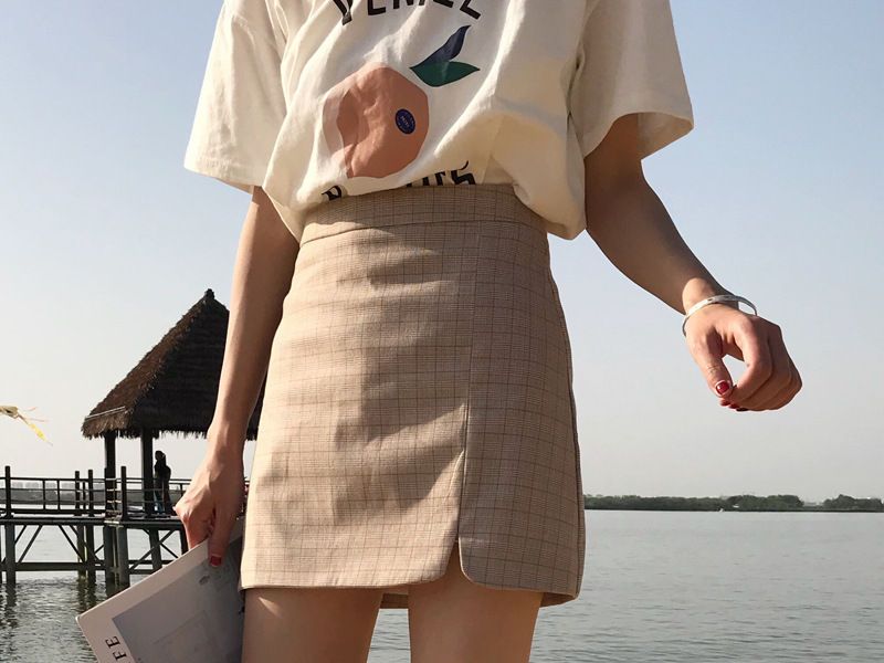 Karirana pencil suknja s majicom