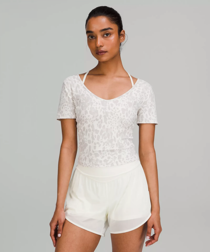   Alo Yoga VS Lululemon: Beyaz leopar desenli Lululemon Align tişört