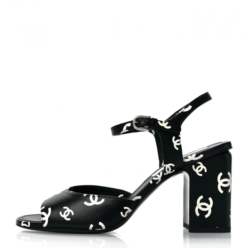   Siyah Beyaz Chanel Kuzu Derisi Baskılı CC Sandalet