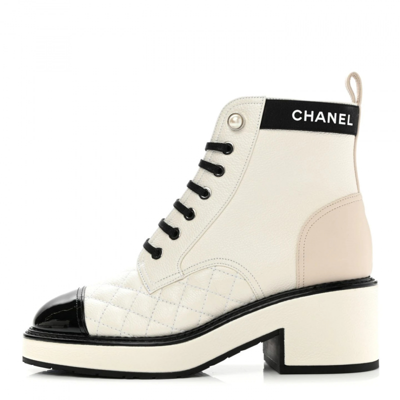   Beyaz ve siyah Chanel Pearly Dana Derisi Patent Dana Derisi Kapitone Bağcıklı Çizmeler