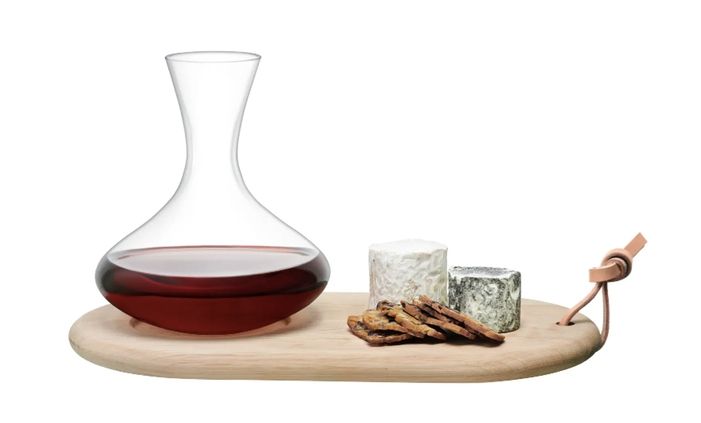 Hostes için en iyi ev hediyeleri: şarap ve peynir tahtası