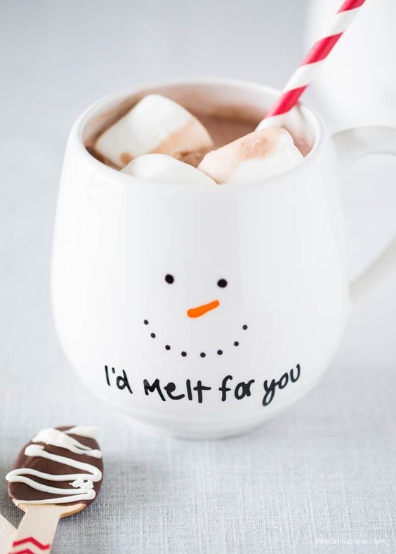 DIY povoljna ideja za božićni dar: šalica za snjegovića s vrućom čokoladom
