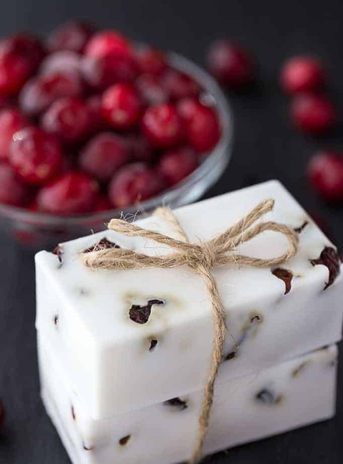 DIY ideja za božićni poklon za nju: sapun od brusnice, vanilije i karite maslaca