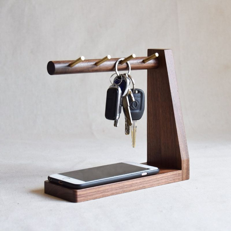Sekreterler için en iyi hediyeler: Masa anahtarı ve telefon düzenleyicisi