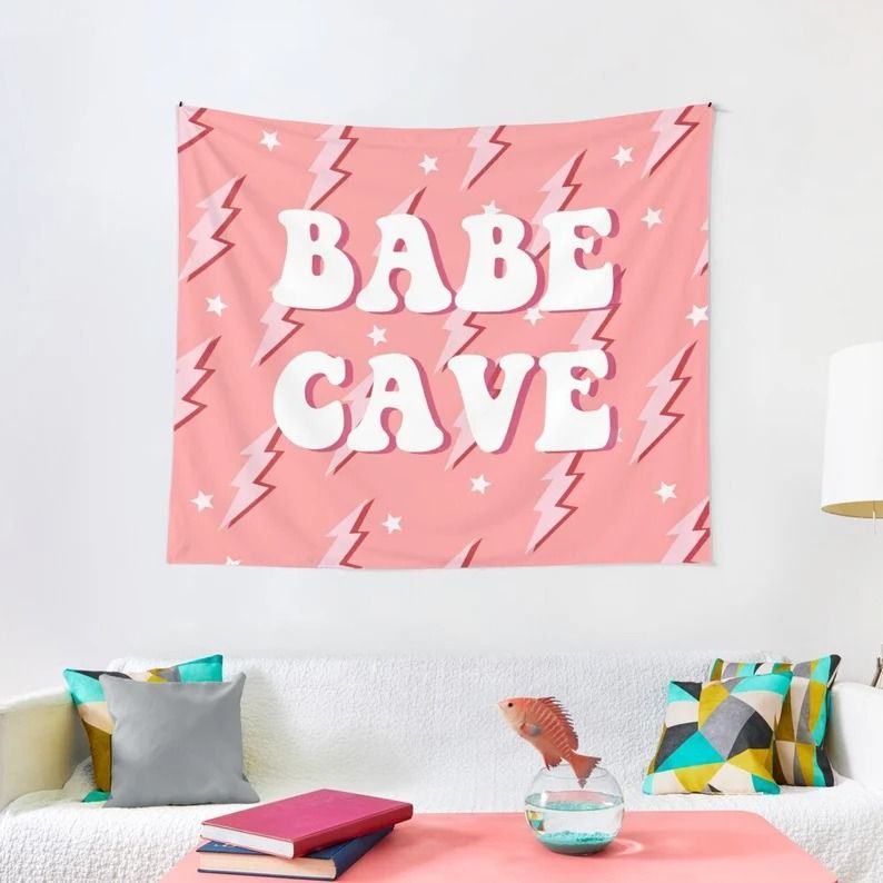 Najbolji darovi za studentkinje: Pink Babe Cave Tapiserija