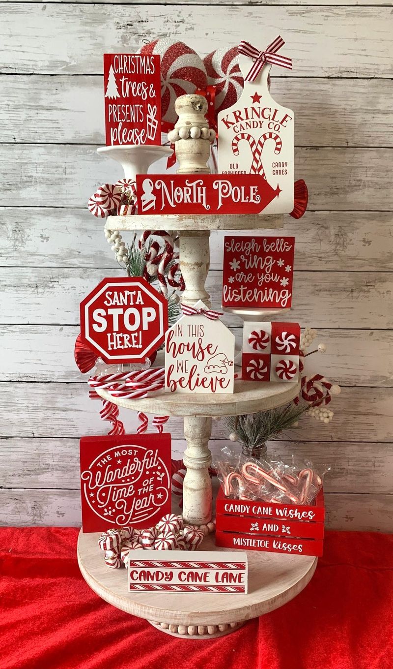 Crveno-bijeli božićni ukrasi na pladnju s bombonima