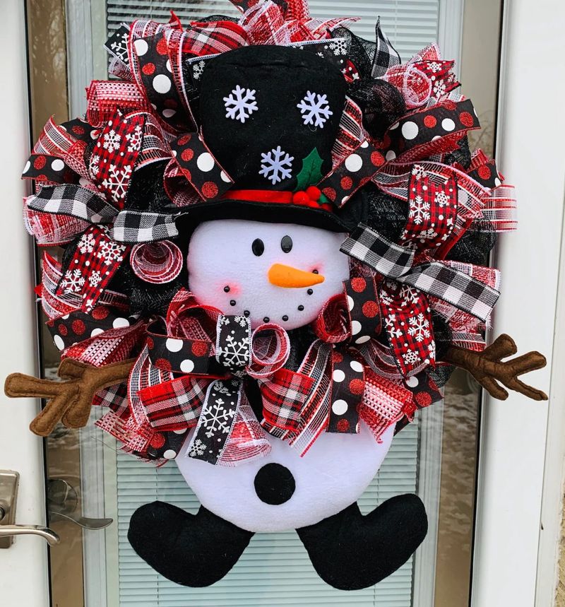 Чорно-червоний вінок сніговика з декоративною сіткою