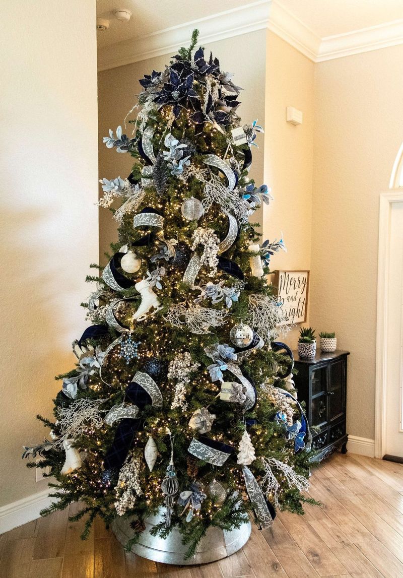 Élégantes décorations de sapin de Noël argentées et bleu marine avec guirlandes et ornements