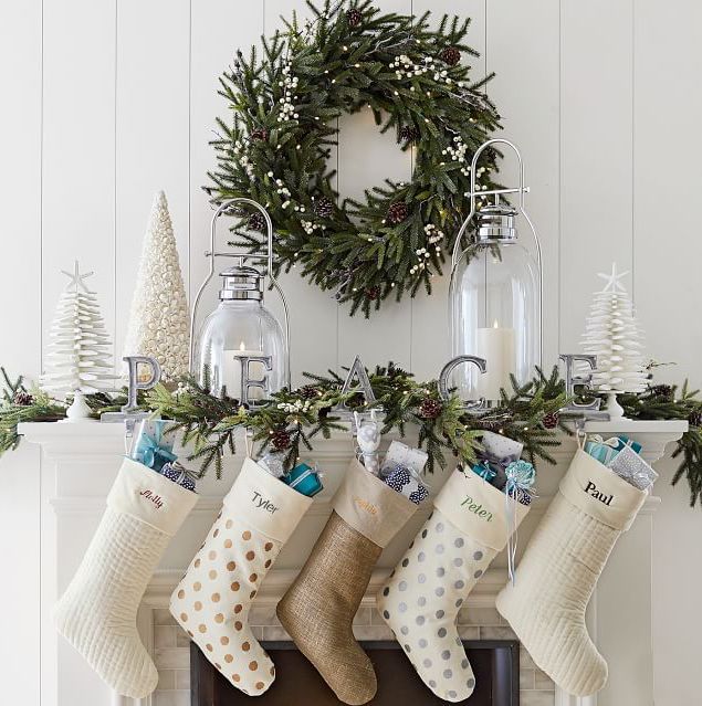 Décor de cheminée de Noël minimaliste simple pour le salon