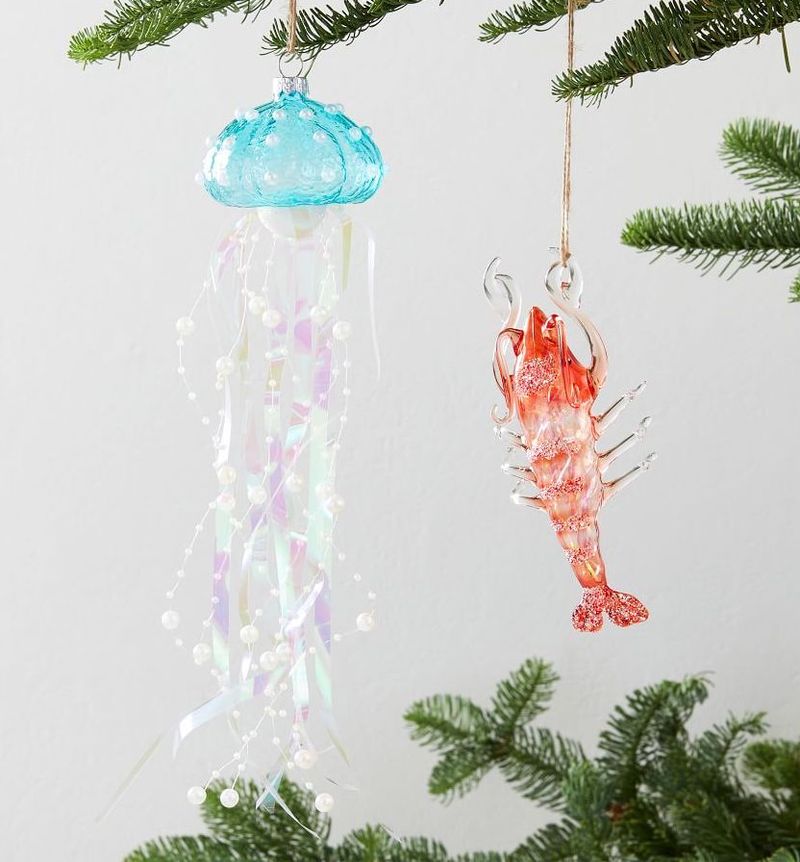 Прибережні різдвяні прикраси з медузами та креветками