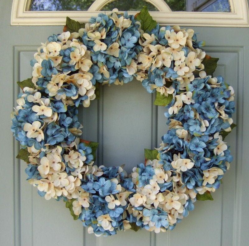 Біло-блакитні вінки гортензії, найкращі літні вінки для вхідних дверей
