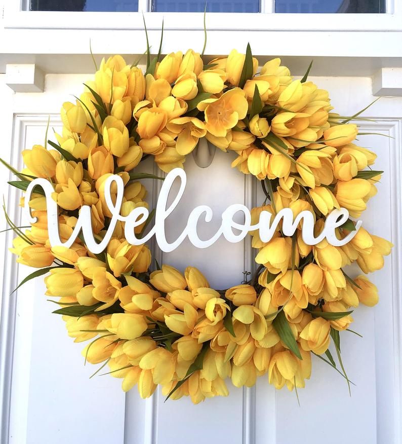 Najbolji ljetni vijenci za ulazna vrata: žuti vijenci tulipana sa znakom dobrodošlice