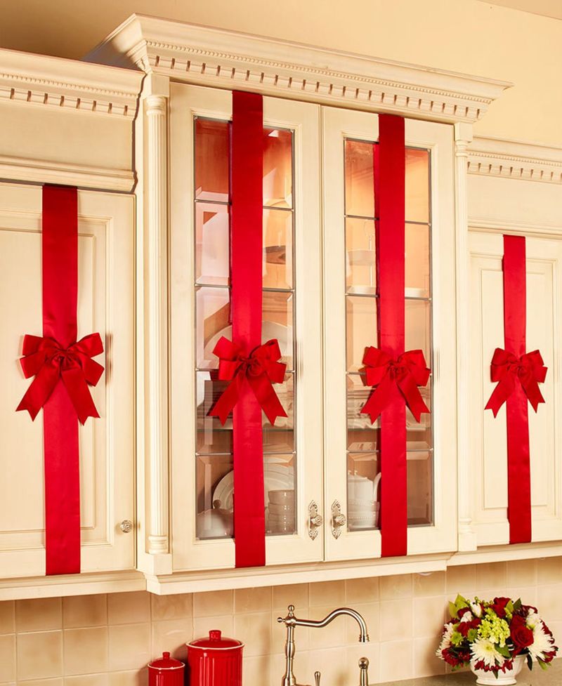 Rødt kjøkkenskap julesløyfer