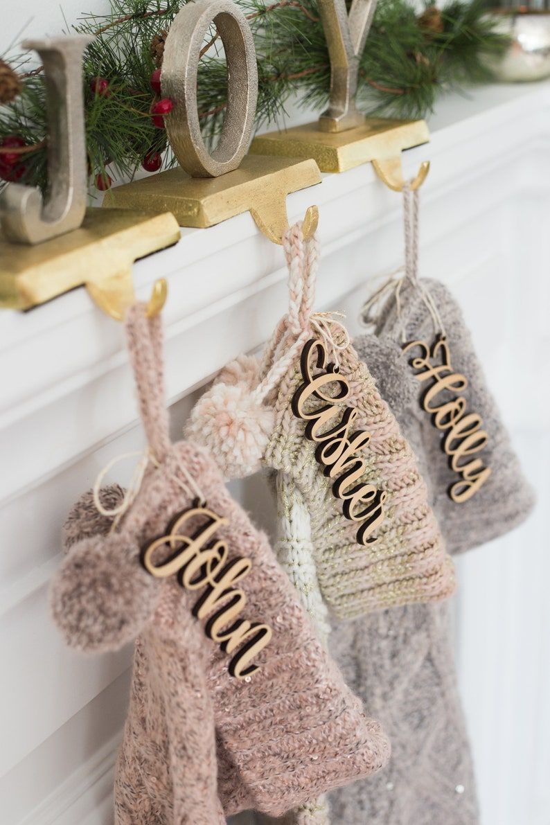Rustikalne drvene pločice s imenima za božićne čarape