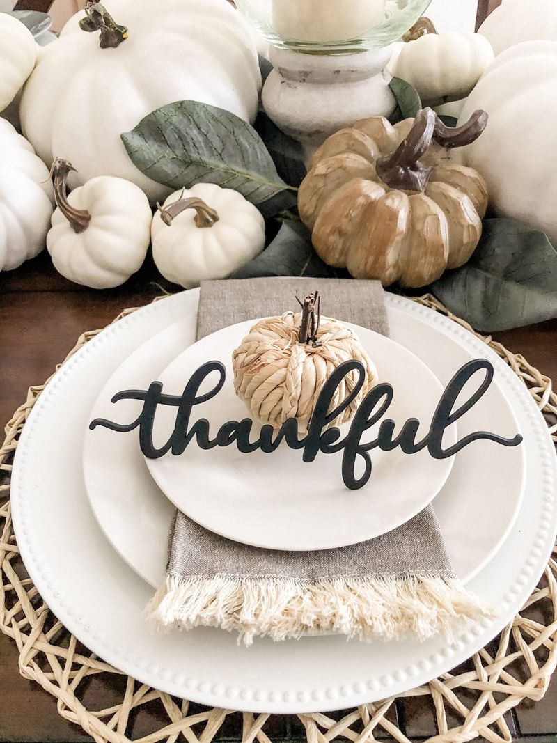 Elegant Thanksgiving-bord med hvite gresskar