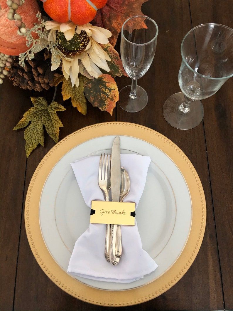 Thanksgiving borddekning med gull serviettringer
