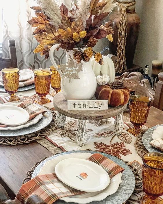 Rustikk og elegant Thanksgiving-borddekning og Thanksgiving-senter