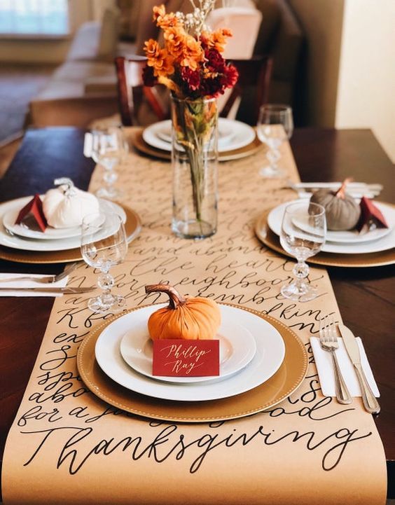 Elegant Thanksgiving-bord med elegant bordløper og gresskar