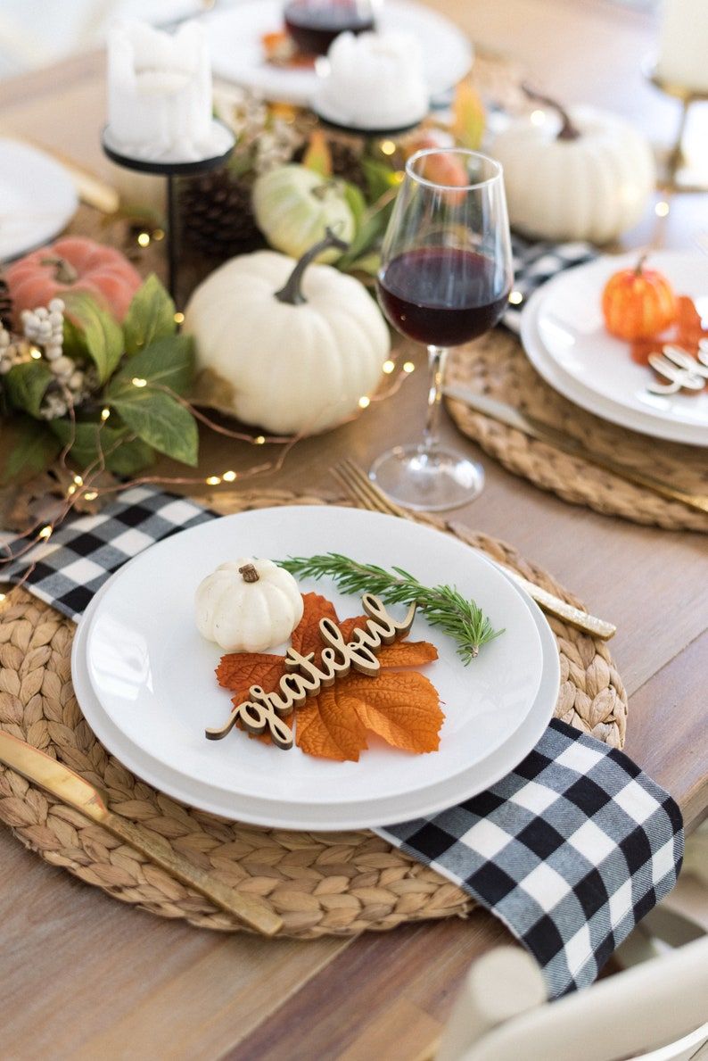 Enkle Thanksgiving-borddekning med bordkort i tre