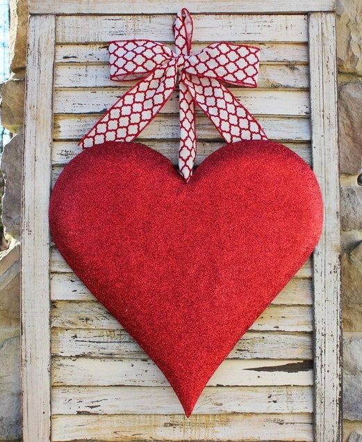 საყვარელი წითელი გულის კარის საკიდი ვალენტინობის დღისთვის