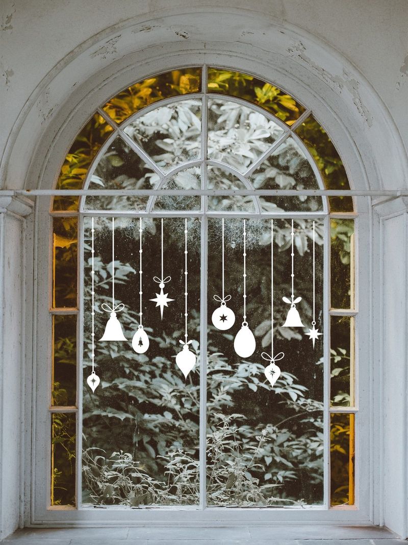 Ideja za okrasitev božičnih oken z nalepkami