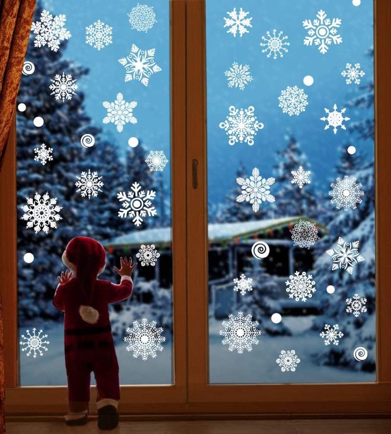 Simpatične in elegantne božične nalepke za okrasitev oken s snežinkami