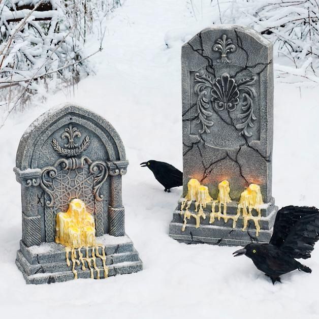 Nadgrobni spomenik sa topljenim svijećama