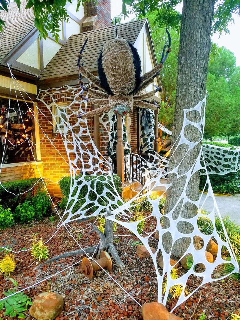 Divovska paukova mreža za najbolje ukrase za Noć vještica na otvorenom
