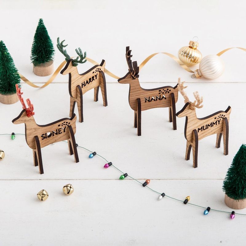 Simpatične tablice z imeni severnih jelenov za božič